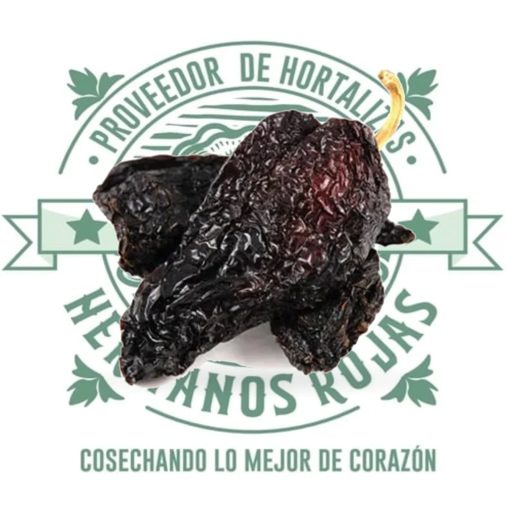 Chile mulato seco de color café negruzco, cuerpo carnoso, 12 cm de largo